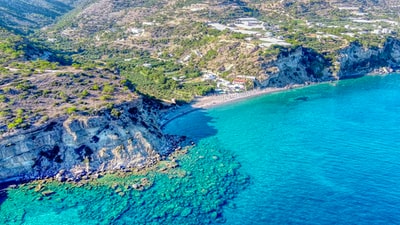 白天碧海边青山灰山鸟瞰图